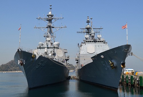 Tàu khu trục tên lửa DDG-54 Curtis Wibur (bên trái) và tàu tuần dương CG-54 USS Antietam Mỹ.